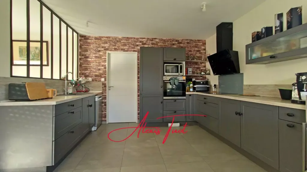 Köök - Modern House with Pool Potential in Ambares-Et-Lagrave
