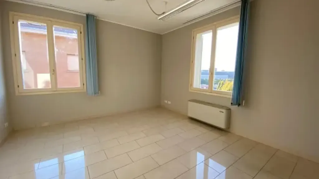 Toad - Converted Office to Apartment in Vignola Centre