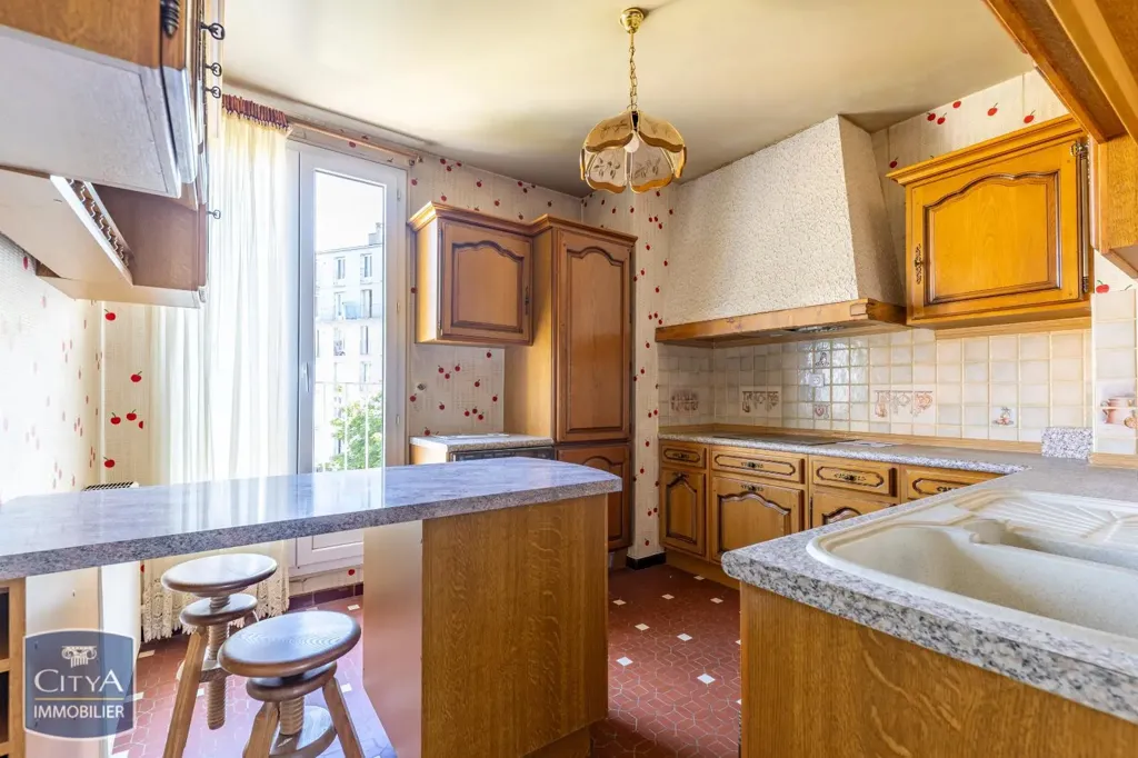 Köök - Spacious 4-Piece Flat with Balcony in Guéret