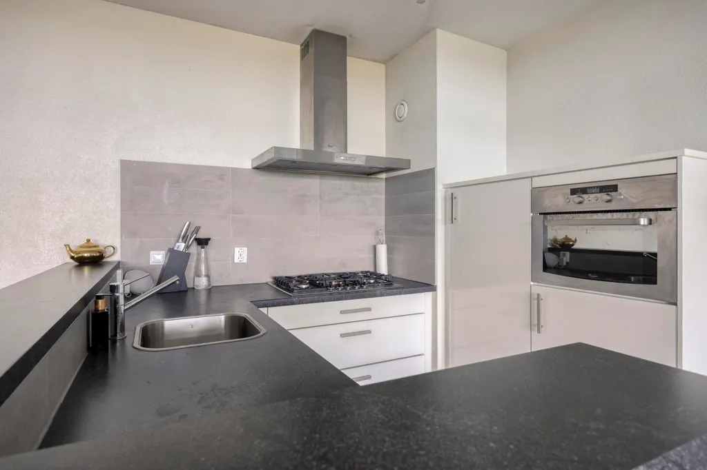 Köök - 3-Bedroom Apartment with Balcony in Eindhoven