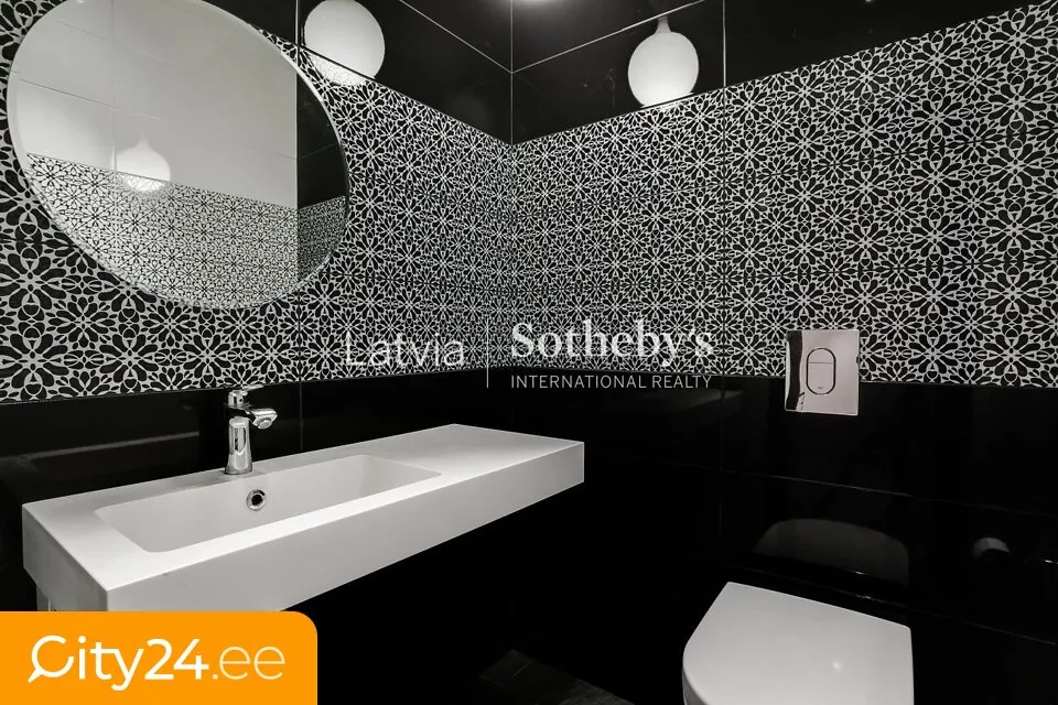 Bathrooms - Apartment with Secure Staircase in Old Town, Riga