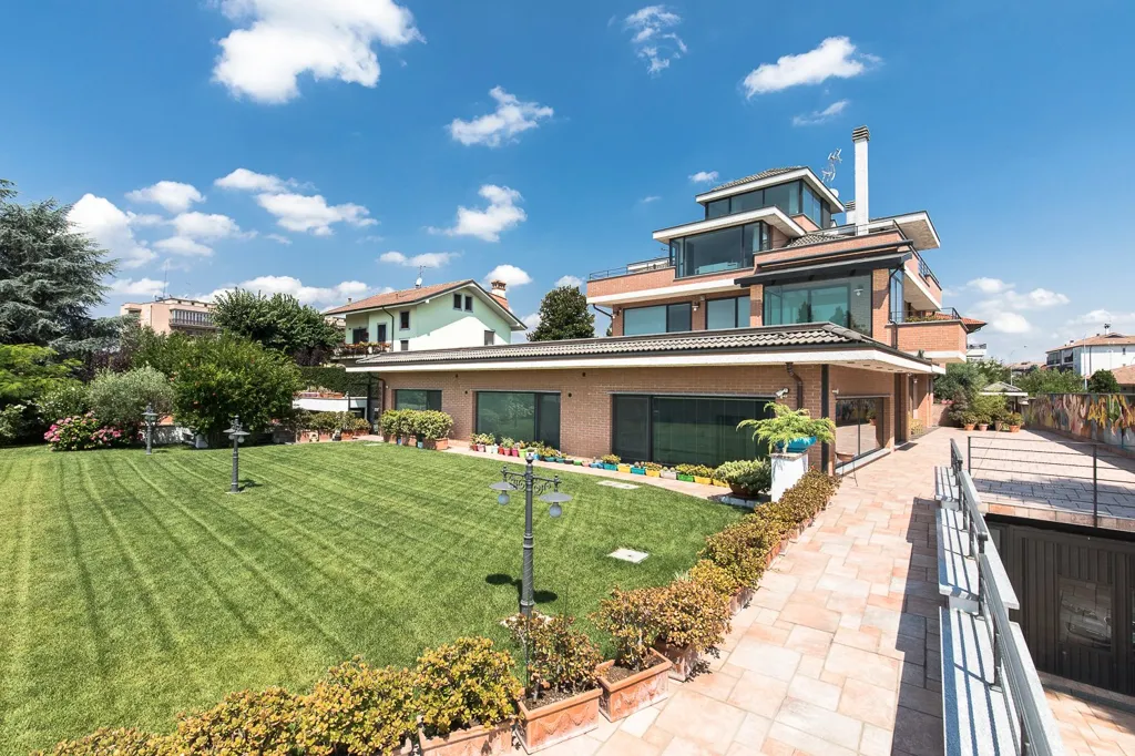 Garden - Luxury Villa with Indoor Pool in Pantigliate