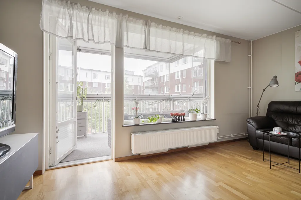 Soggiorno - Efficient Two-Bedroom Flat with South-Facing Balcony in Gothenburg