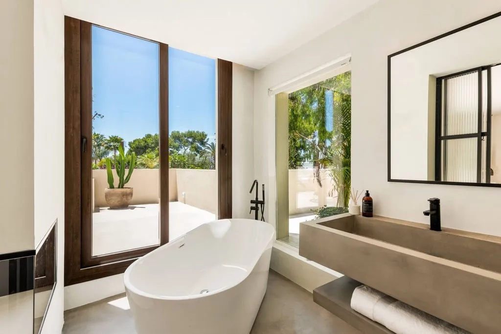 Bathrooms - Beachside Villa with Pool in Marbella