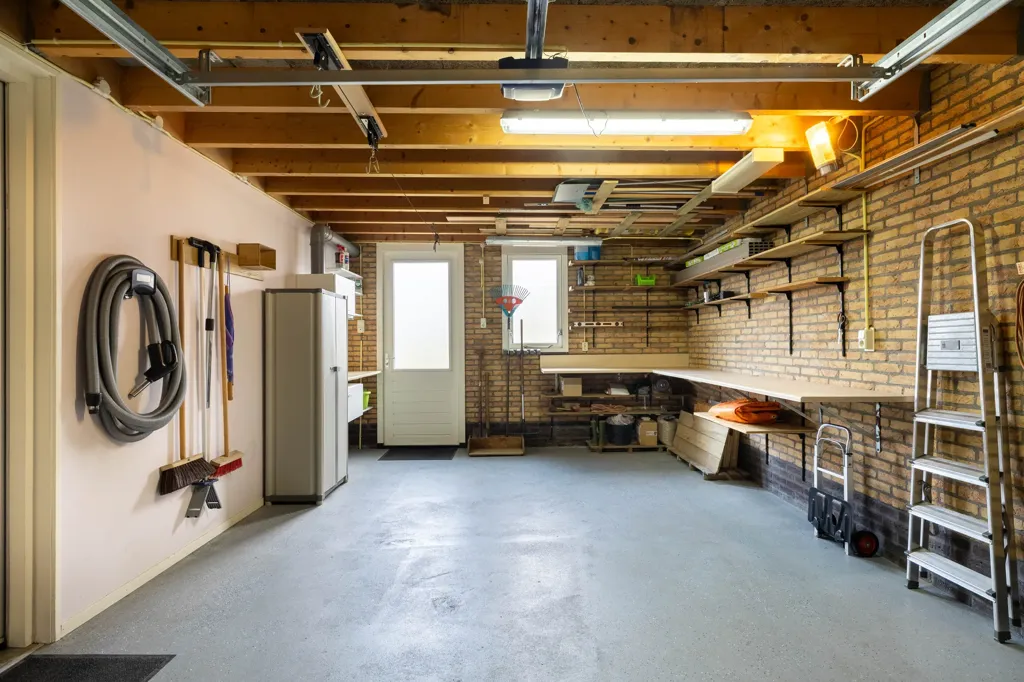 Garage - Dwelling with Garden on Moleplaat in Leeuwarden