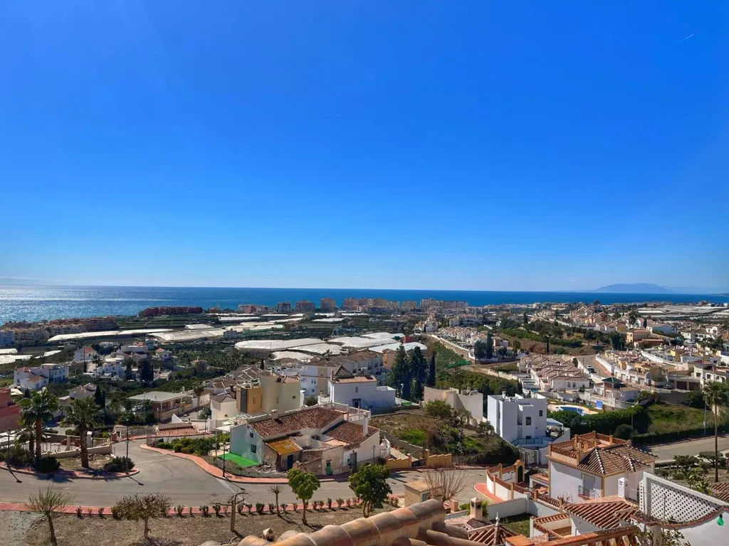 Rõdu - South-Facing Villa with Sea Views in Torrox Park