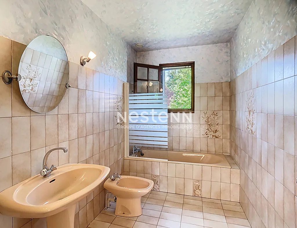 Salles de bain - Maison de Plain-Pied avec Garage à Nérac