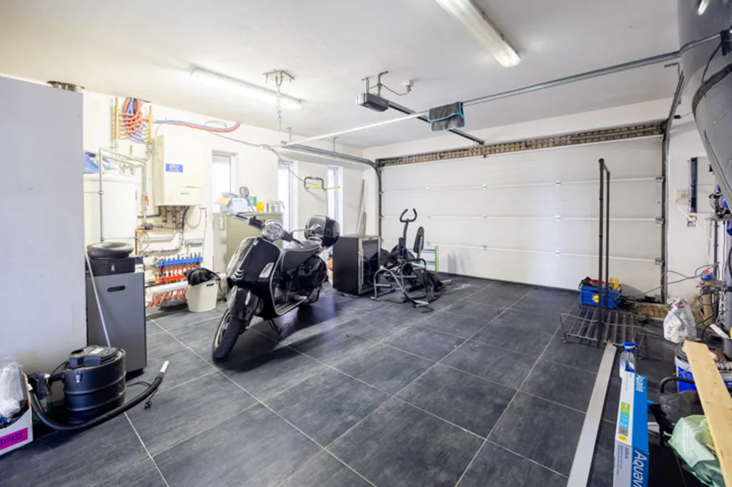 Garage - Detached Villa with Pool in Quiet Residential Area