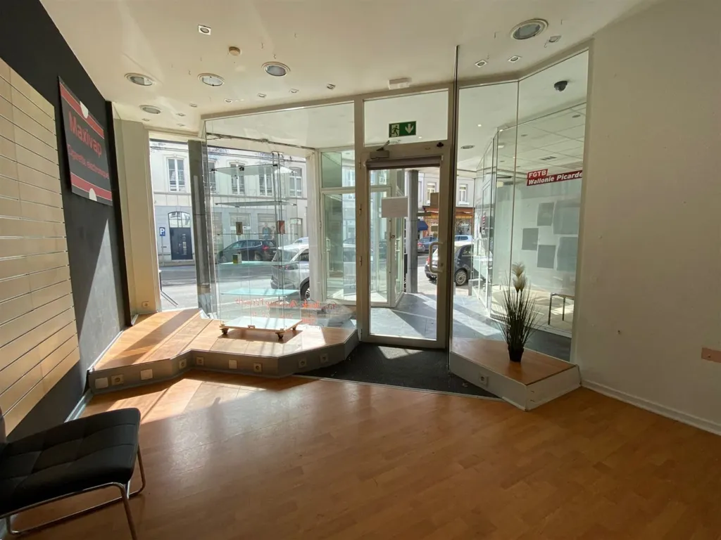Entrée - Immeuble de Rapport Mixte au Centre-ville de Péruwelz