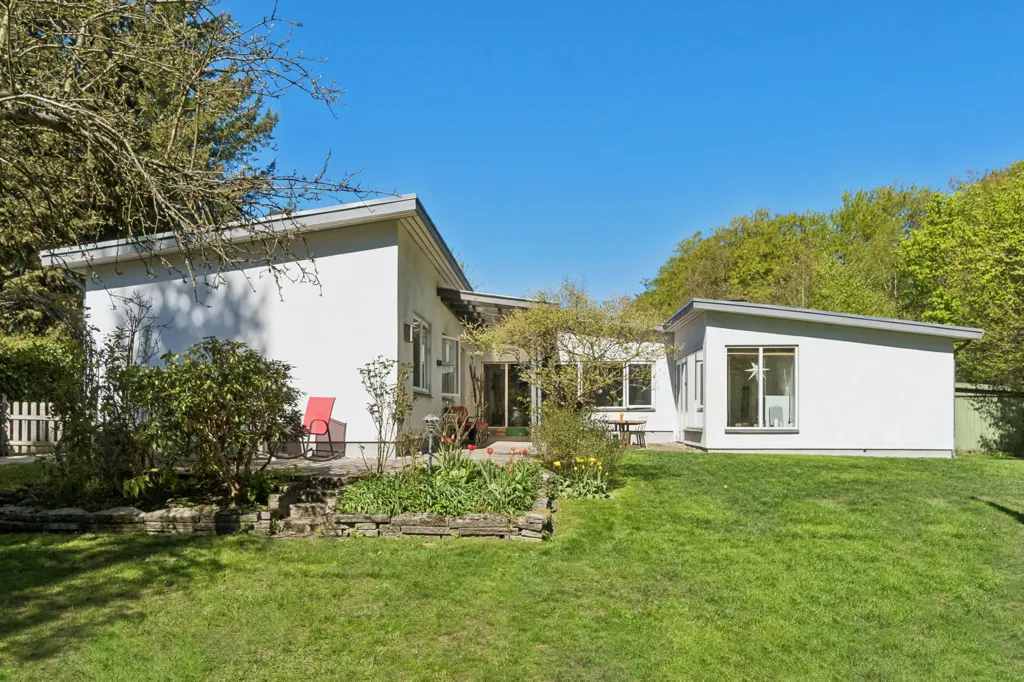 Jardin - Renovated Villa with Forest View in Birkerød