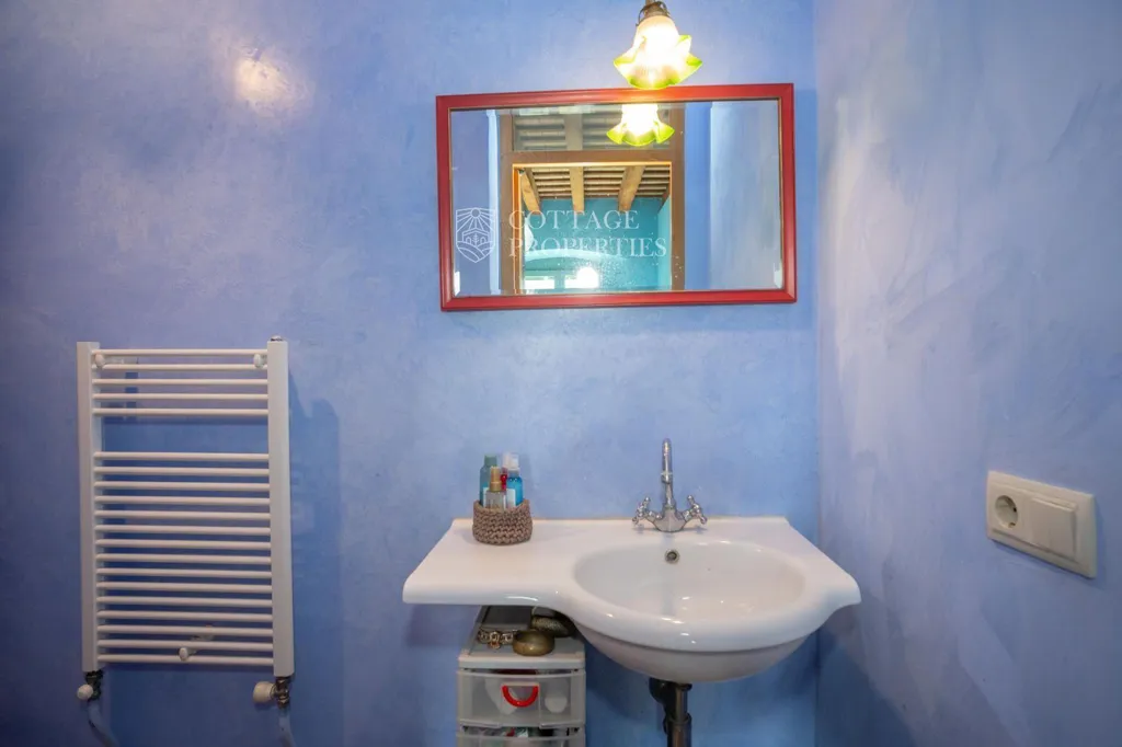 Salles de bain - Sustainable Farmhouse with Panoramic Views in Pla de l'Estany