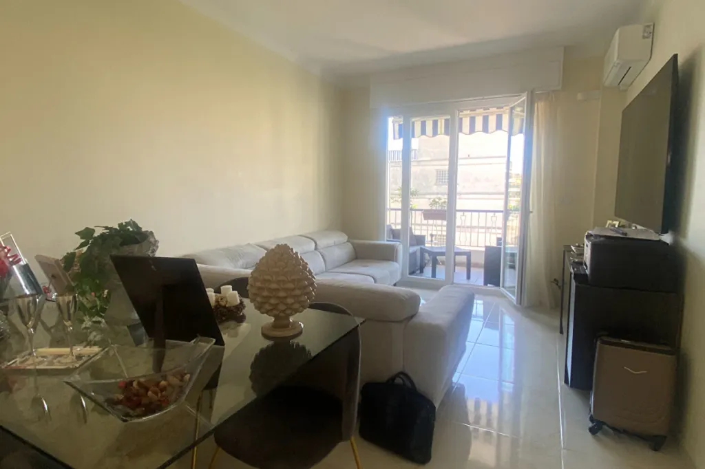 Séjour - Appartement 3 Pièces avec Balcon à Nice