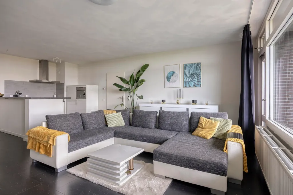 Elutuba - 3-Bedroom Apartment with Balcony in Eindhoven