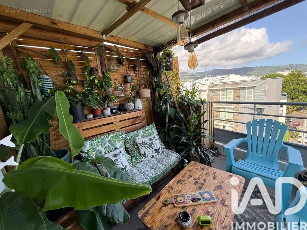 Terrace - T3 Apartment with Balcony in Saint-Denis
