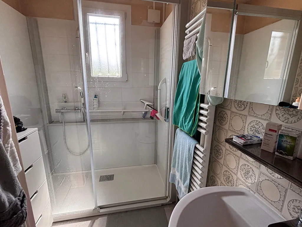 Bathrooms - 1960s Maison with Balcony in Gaillon