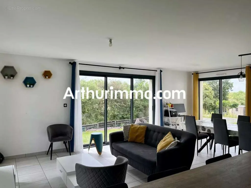 Soggiorno - Contemporary Flat-Plan House with Garage in Nueil-les-Aubiers
