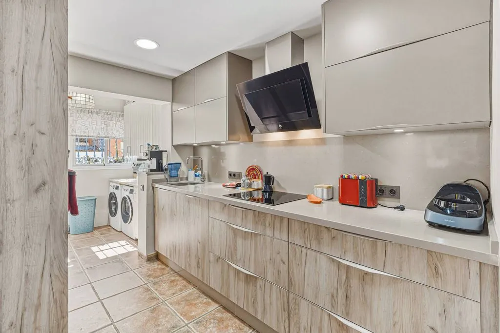 Cuisine - Corner Semi-detached with Pool in Las Lagunas