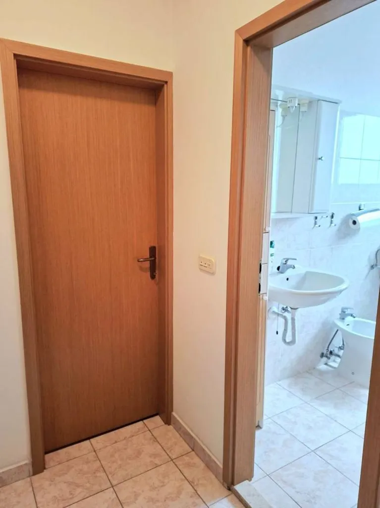 Vannitoad - Spacious 4-Bedroom Apartment with Terrace in Pula