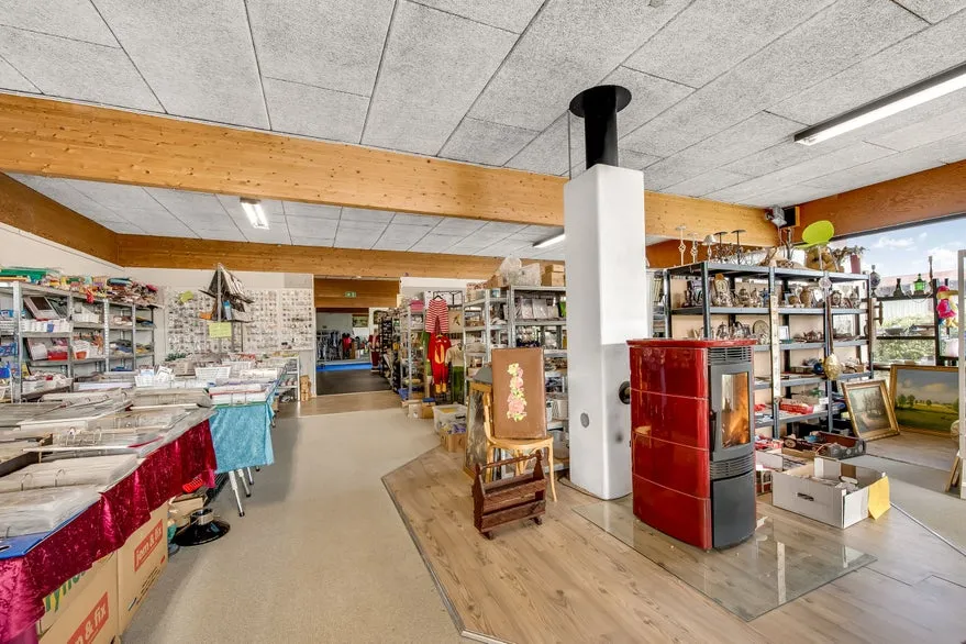 Pièces - Corner Commercial Property with Retail Space in Agerskov