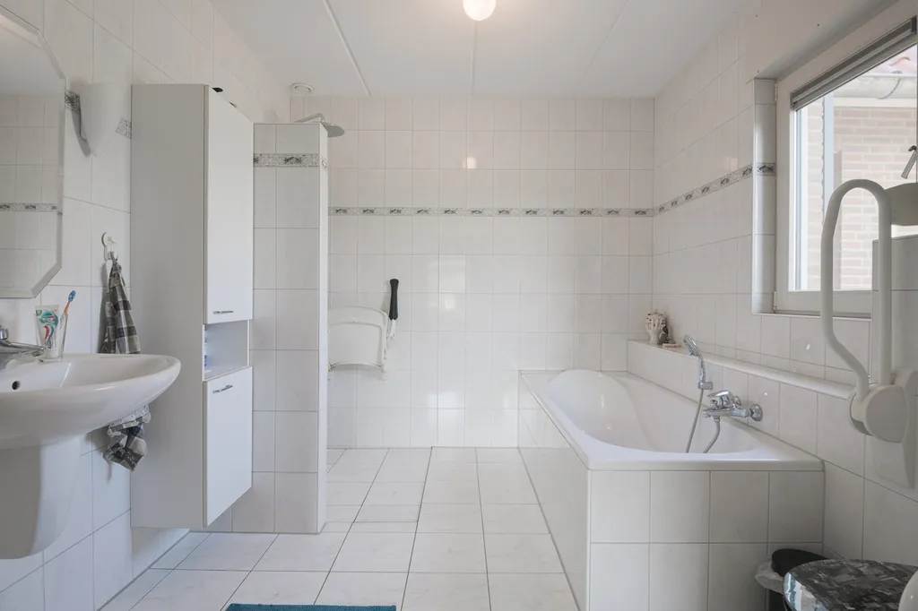 Salles de bain - Villa with Garden and Pool in Westendorp
