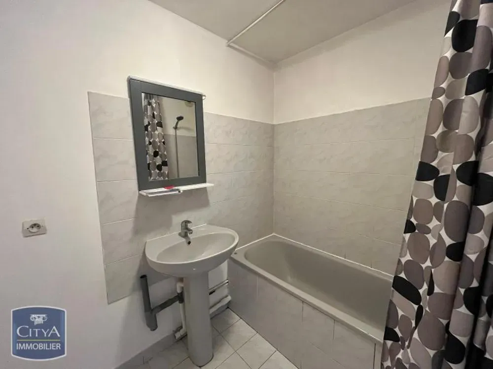 Vannitoad - 2-Bedroom Apartment with Parking in Rambouillet