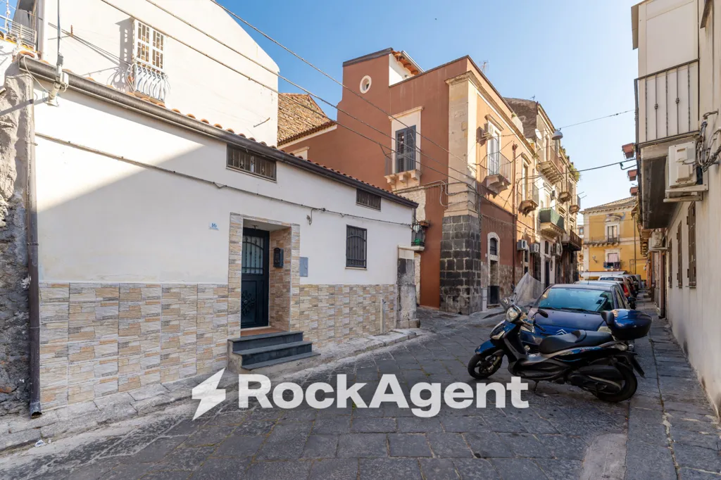 Välivaade - Independent Studio with Historic View in Catania