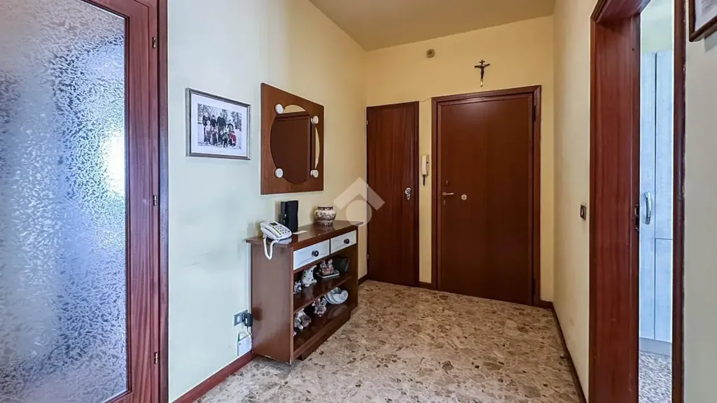 Entrée - Three-Bedroom Apartment with Balcony in Carpi
