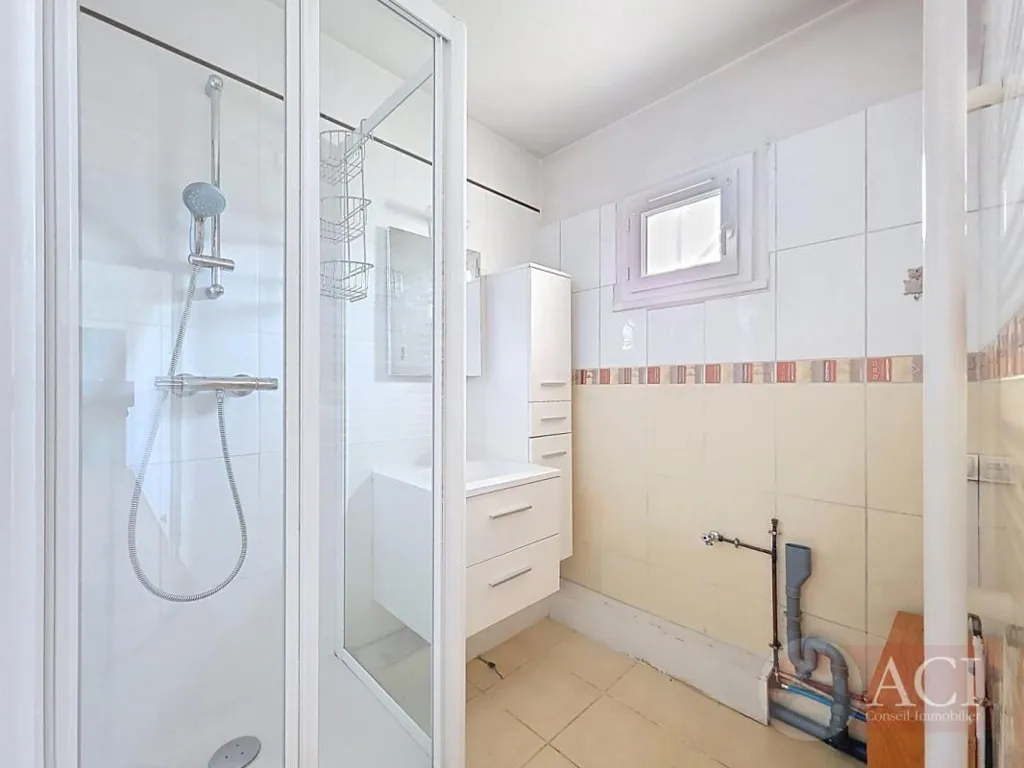 Vannitoad - 2-Bedroom Flat with West View in Epinay-sur-Seine