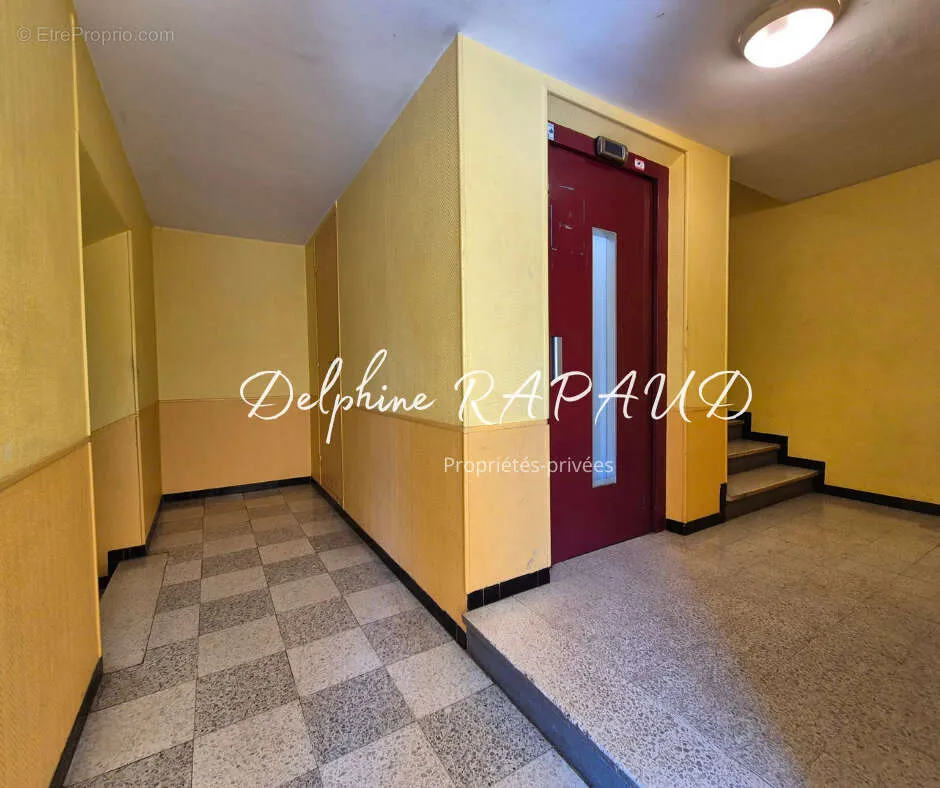 Hallway - 2-Bedroom Flat with Parking in Nogent-le-Rotrou