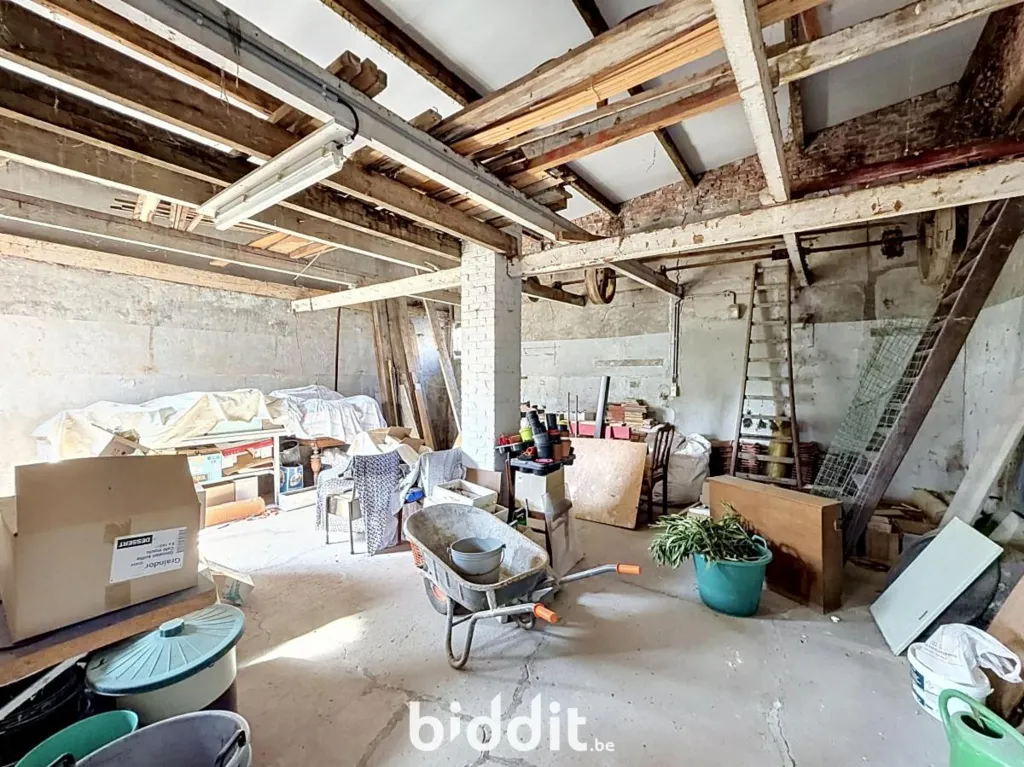 Pièces - Maison avec Garage dans une Construction à 3 Façades