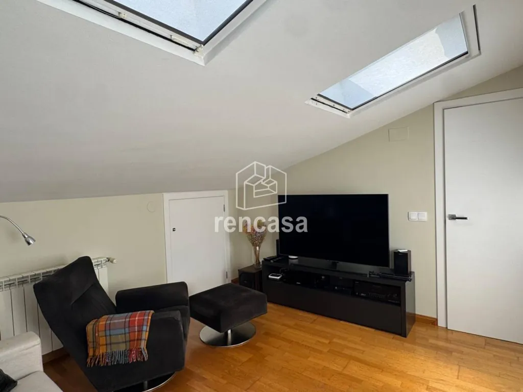 Toad - South-Facing Duplex Apartment with Balcony in Prat de la Riba