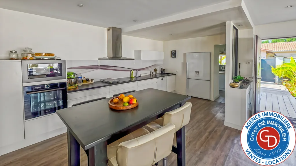 Köök - Renovated Villa with Garden in Mios