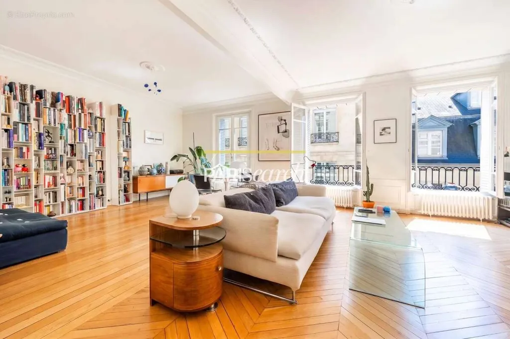 Living Room - Apartment with Balcony in Historic Marais