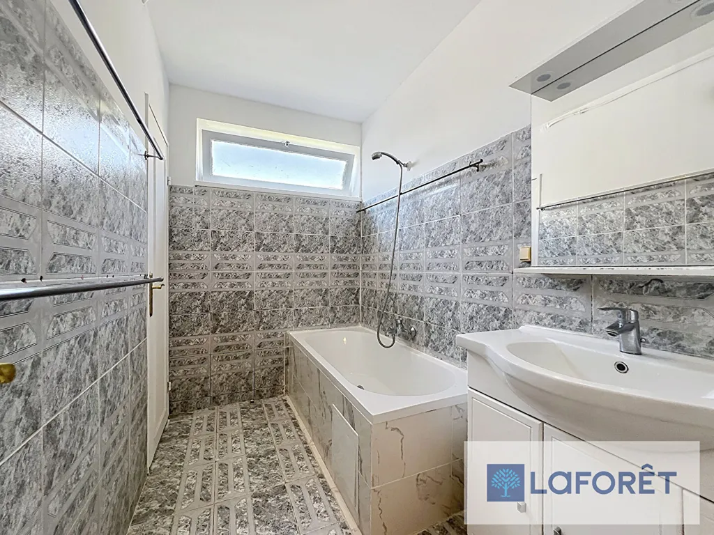 Bathrooms - Apartment with Balcony near Créteil