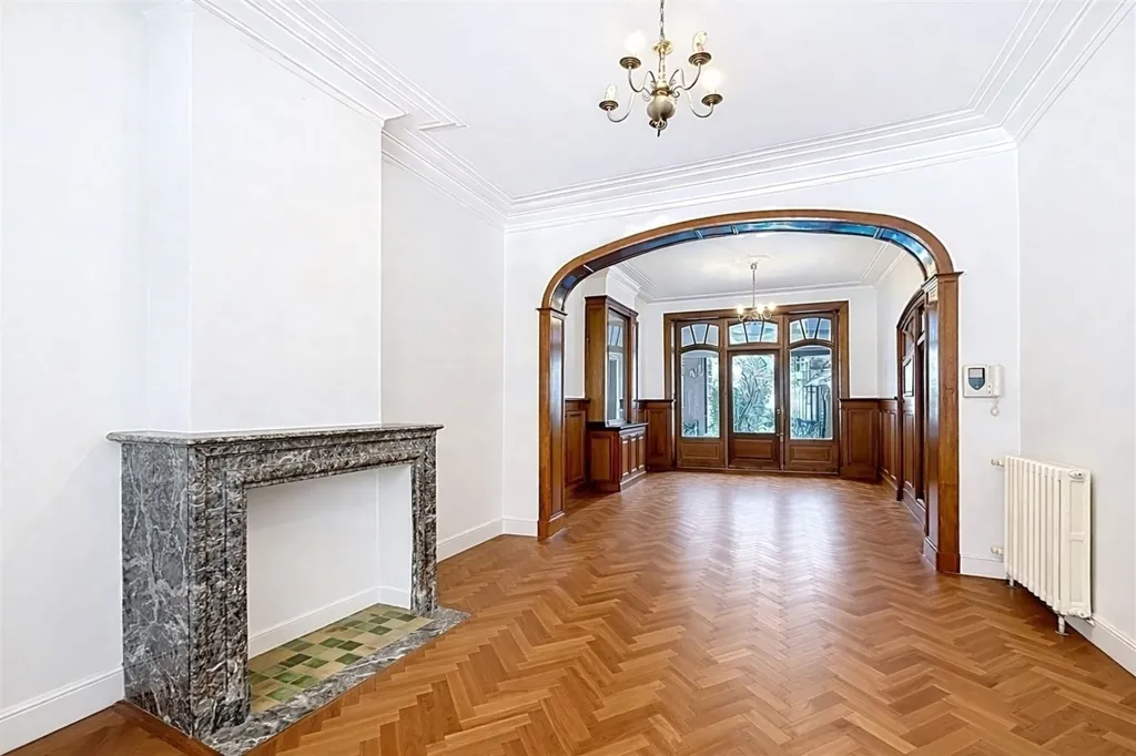 Elutuba - Art Deco Masterpiece with Garden in Prestigious Avenue