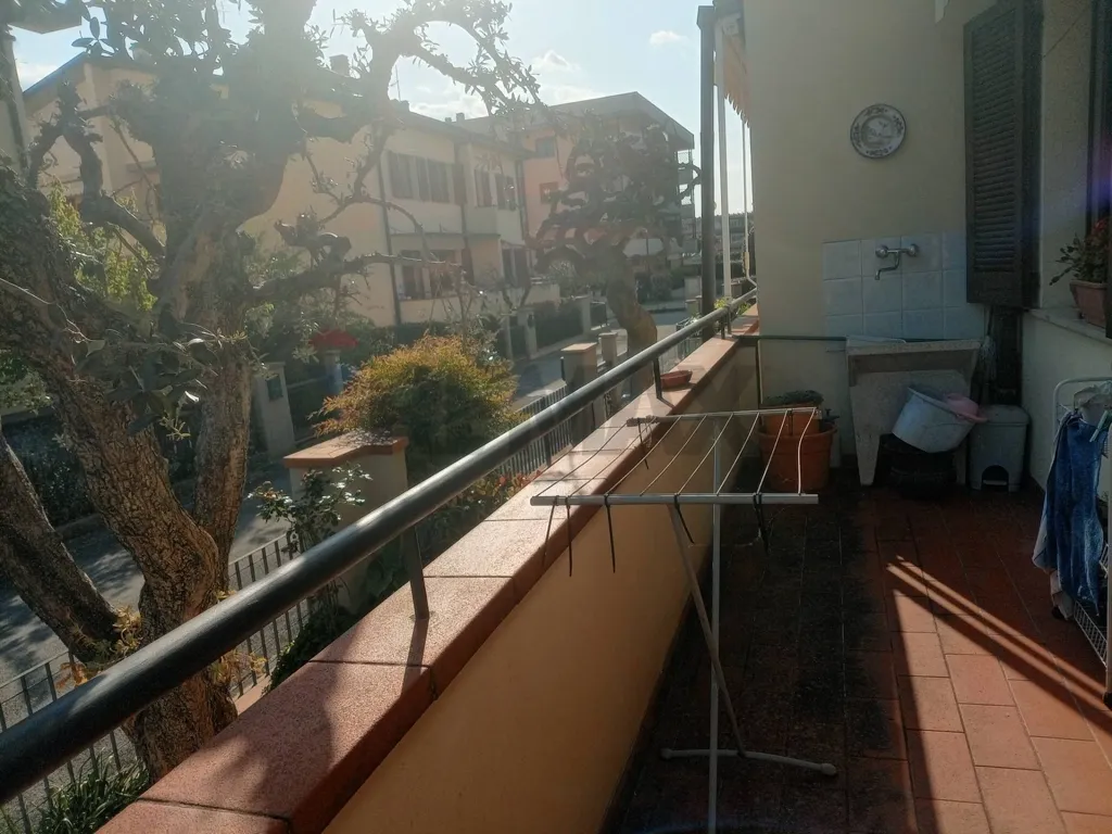 Rõdu - Bifamiliar Villa with Terrace in Massa e Cozzile