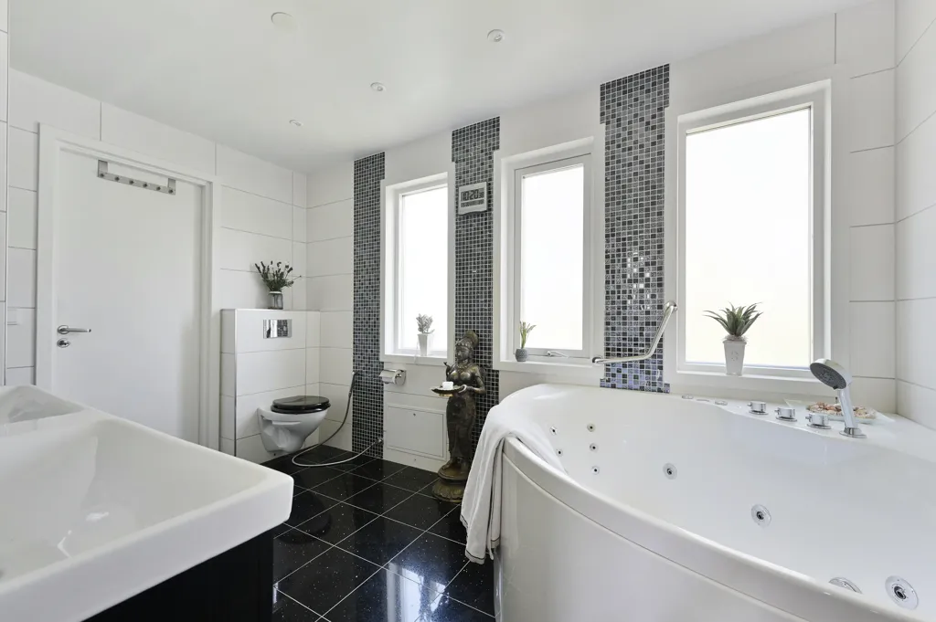 Salles de bain - 60s Villa with Large Garden in Västra Jakobsberg