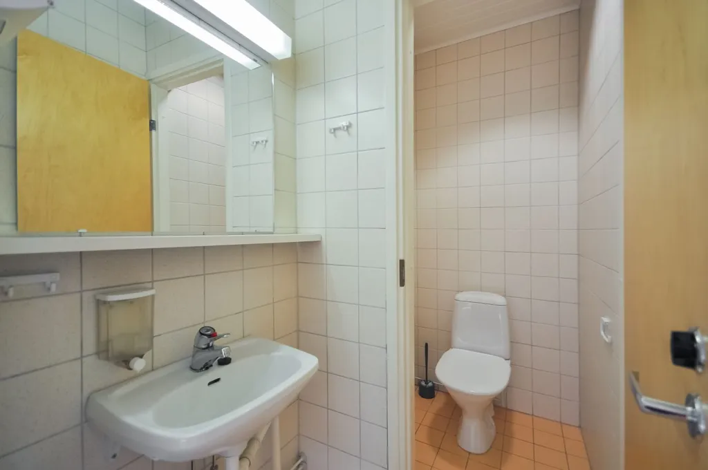Salles de bain - Commercial Space with District Heating in Ylitornio