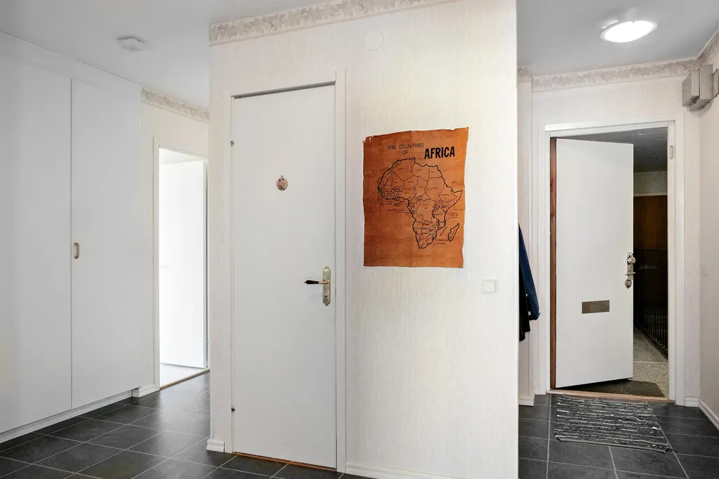 Entrée - 3-Room Apartment with Balcony in Åmål