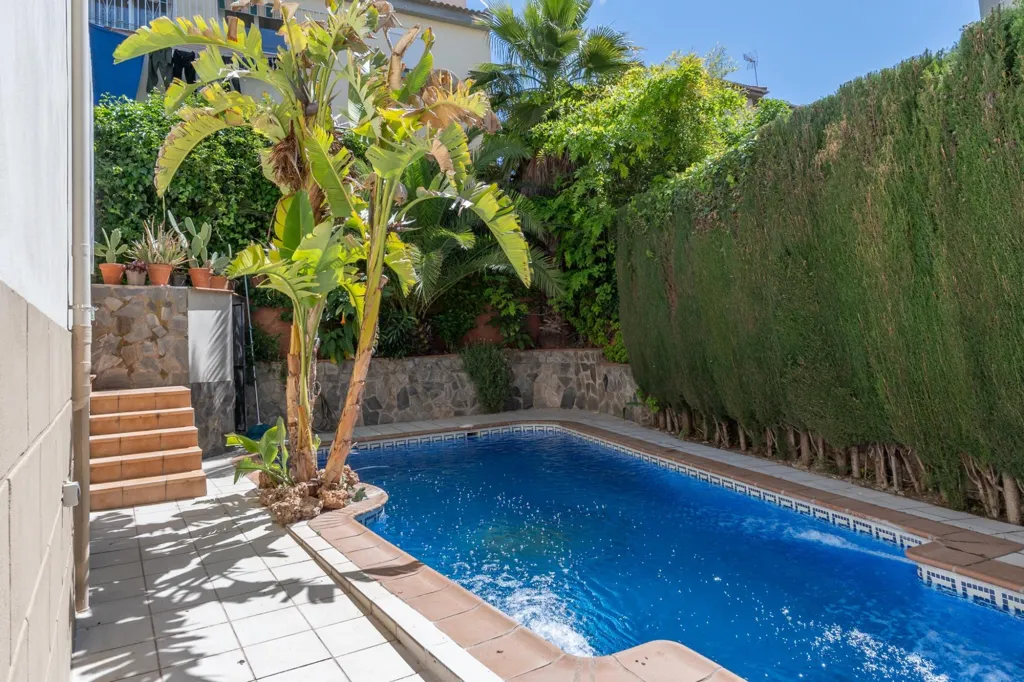 Bassein - Chalet with Pool and Terrace in Gojar