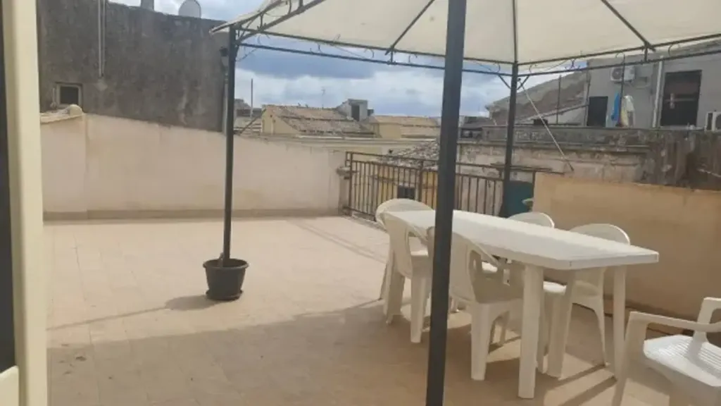 Terrass - Recently Refined Villa with Terrace in Noto