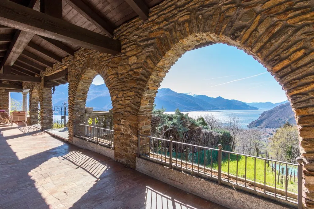 Terrasse - Luxury Villa with Lake View in Dongo