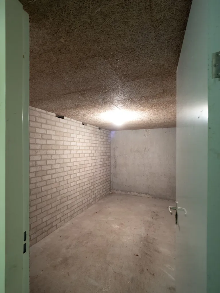 Garage - Corner Flat with Garden in Quiet Area