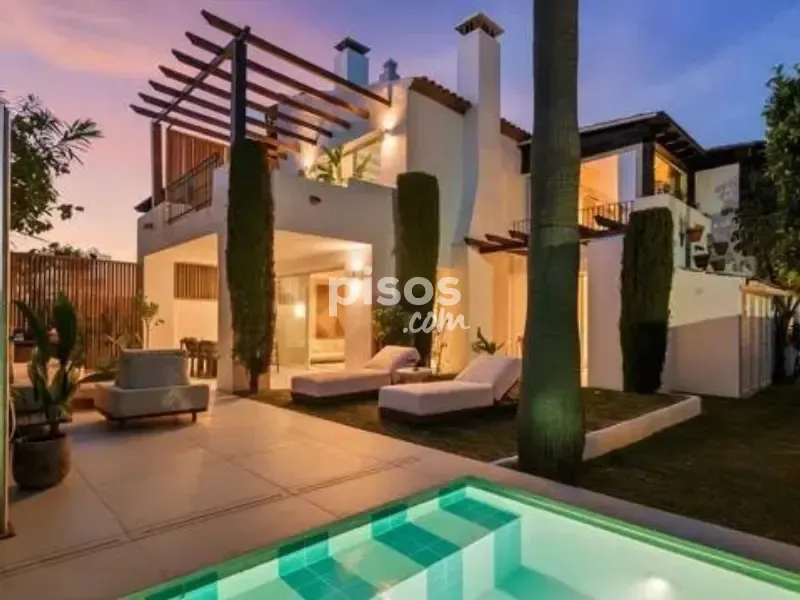 Piscine - Corner Semi-Detached Villa with Pool in Marbella