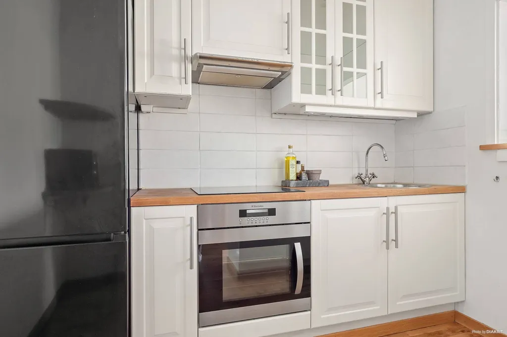 Kitchen - Modern 2nd Floor Flat with Balcony in Central Location