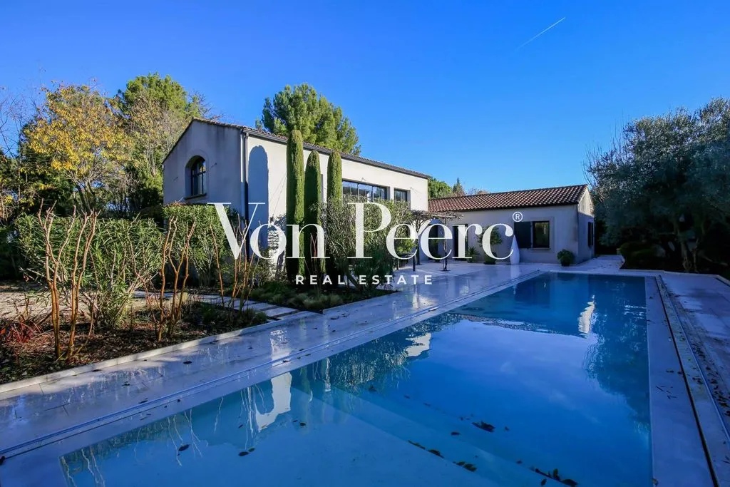 Piscine - Maison Contemporaine avec Jardin et Piscine à Saint-Rémy-de-Provence