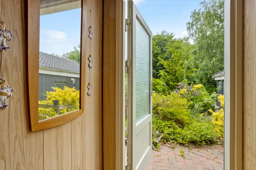 Esik - Charming Holiday Home with Garden in Melby