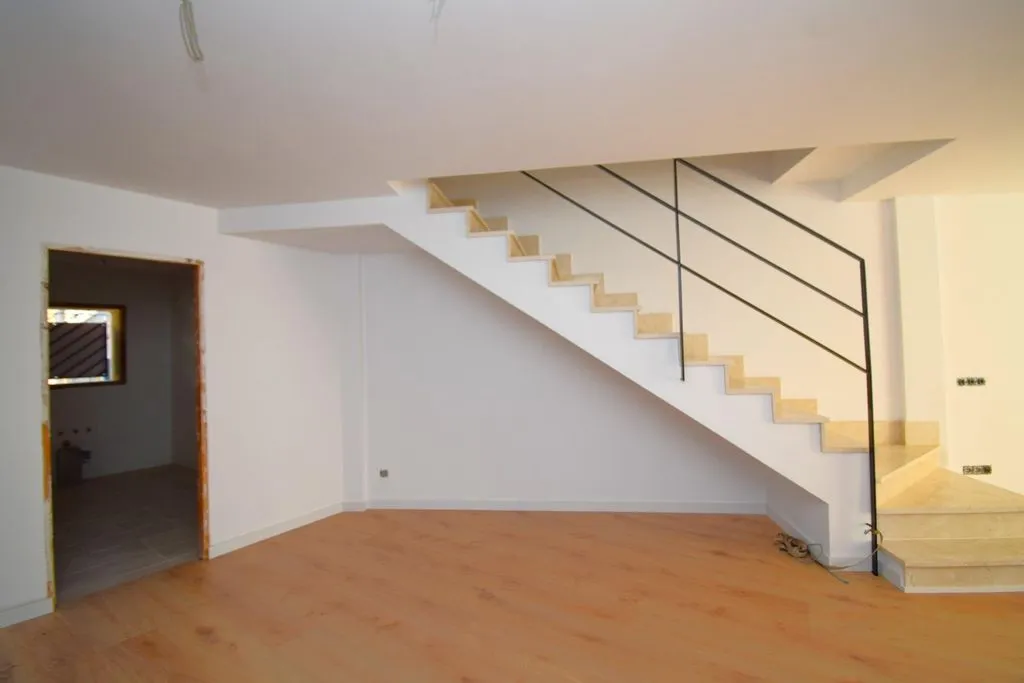 Pièces - Newly Built Townhouse with Parking in Caimari