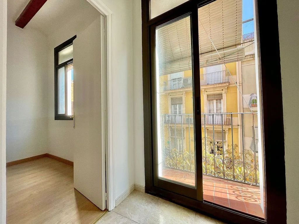 Toad - Two-Bedroom Apartment with Balcony in El Poble Sec