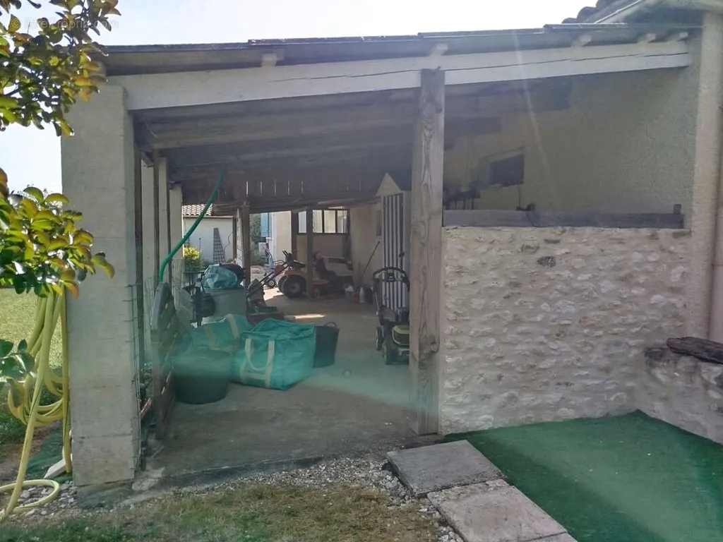 Terrace - Family House with Pool in Quiet Area